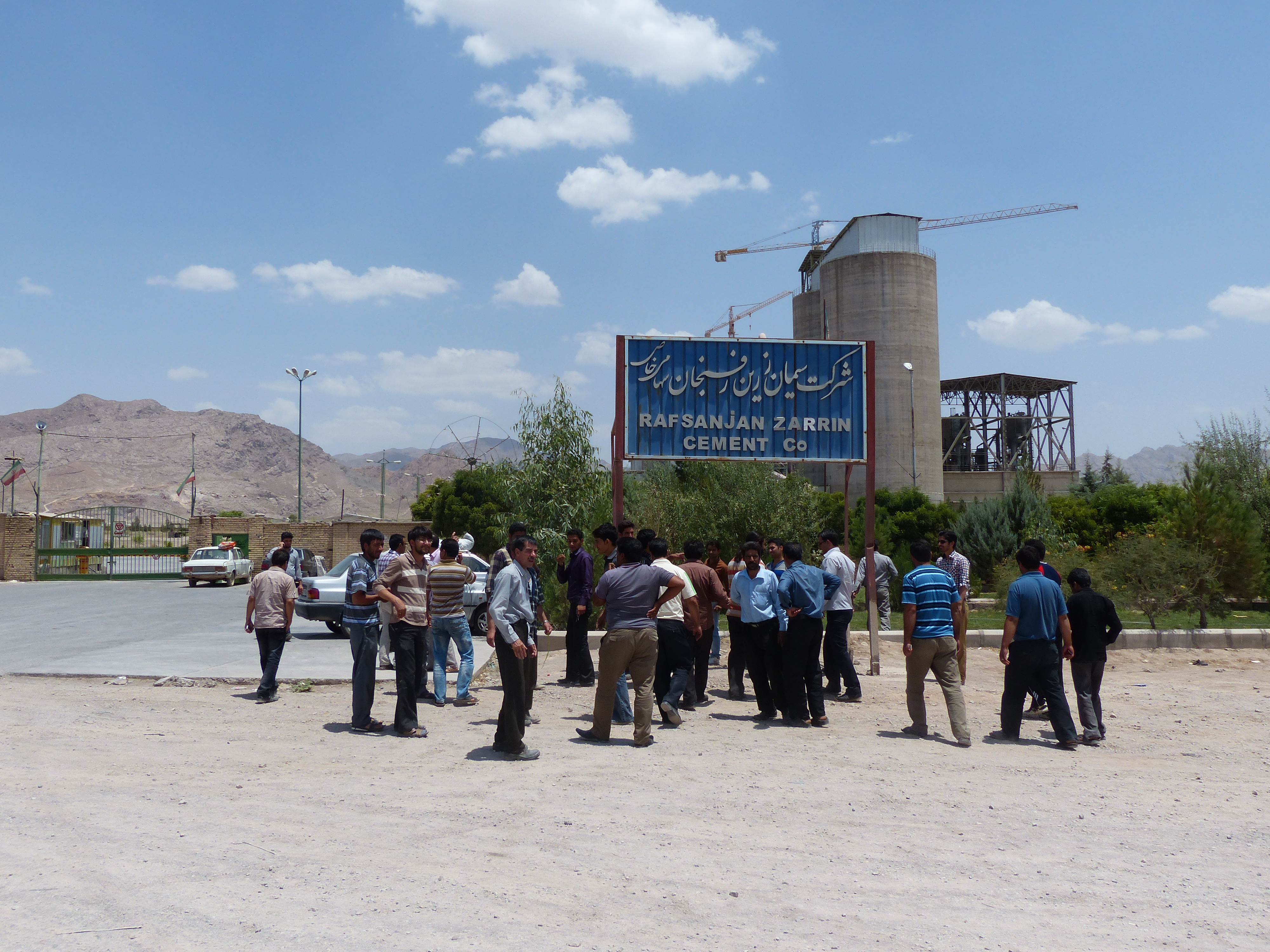 بی توجهی و مسئولین استان و شهرستان رفسنجان بازهم کارگران شرکت سیمان زرین را مجبور به اعتصاب کرد.