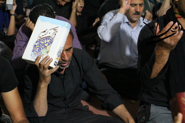 آئین اولین شب قدر به همت هیات کربلا و با حضور پرشور مردم رفسنجان برگزار شد+عکس