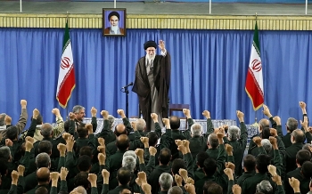 رهبر انقلاب ؛نگذارید امید شیطانی درباره ۱۰سال بعد ایران در دل دشمن پابگیرد