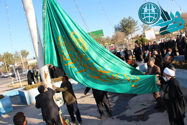پرچم سبز متبرک حرم رضوی با پرچم مشکی در میدان قدس رفسنجان تعویض شد+عکس