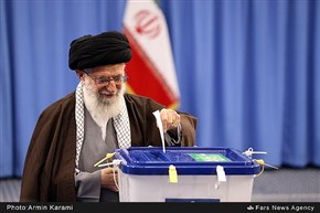 رهبر معظم‌ انقلاب‌ رأی خود را به صندوق انداختند/ هرکسی که عزت و عظمت ایران را دوست دارد در انتخابات شرکت کند