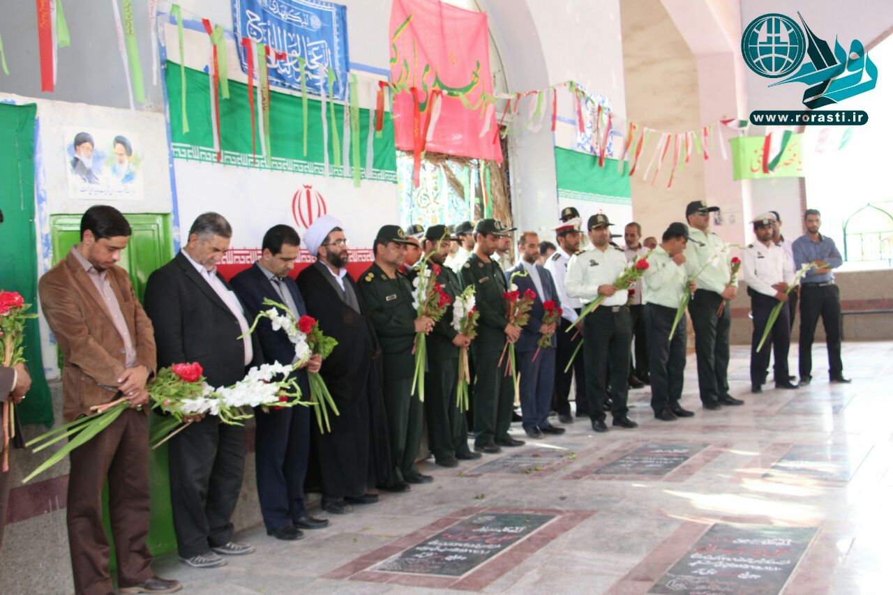 گلباران قبور شهدای رفسنجان به مناسبت سالگرد اولین نمازجمعه در کشور +عکس