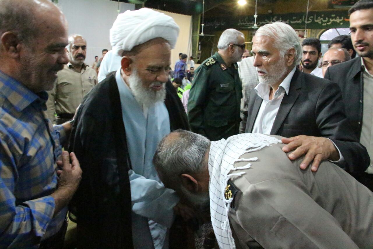 سردار نقدی بر دست پدر شهیدان غروی در رفسنجان بوسه زد