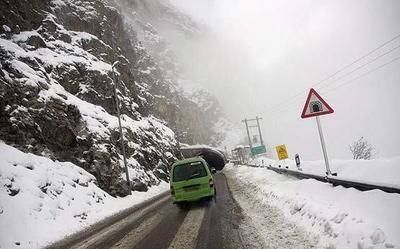 نجات سرنشینان ۳۰ خودروی گرفتار در برف جاده هراز