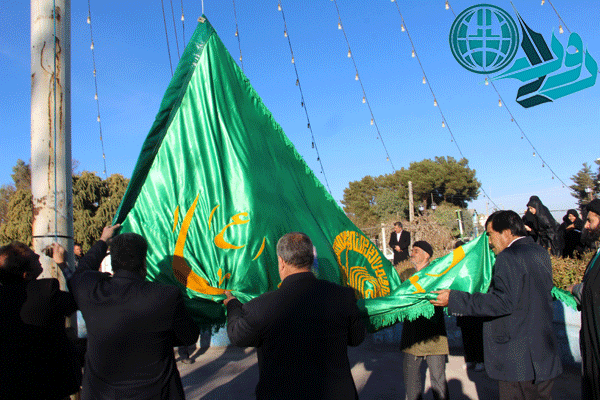 پرچم سبز متبرک حرم رضوی با پرچم مشکی در میدان قدس رفسنجان تعویض شد+عکس