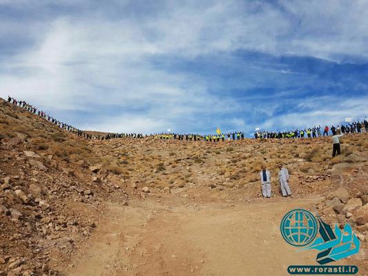 تشکیل زنجیره انسانی ۳۰۰ نفری طبیعت دوستان رفسنجان در دفاع از کوه سرخ