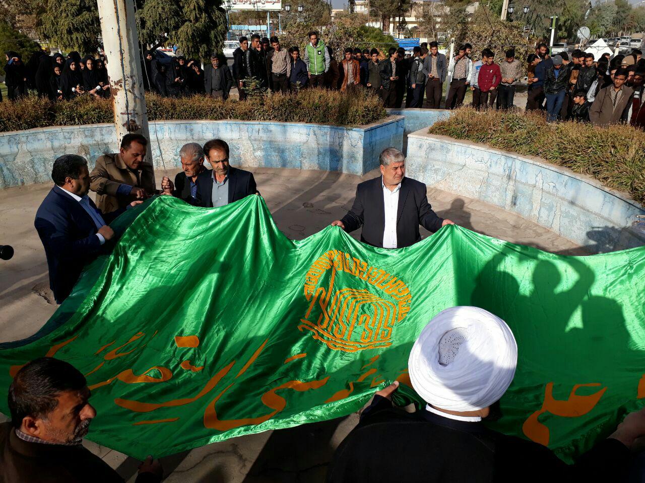 پرچم سبز متبرک حرم رضوی با پرچم مشکی در میدان قدس رفسنجان تعویض شد/عکس