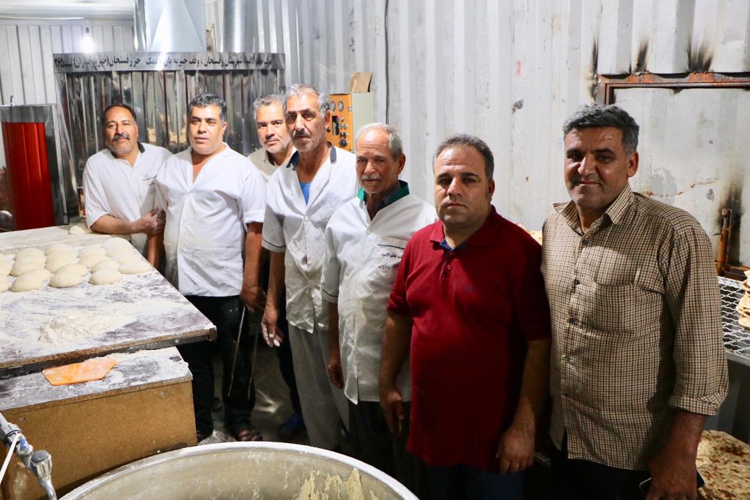 توزیع ۱۰ هزارقرص نان گرم بین زائران رضوی توسط خیریه خبازان رفسنجان