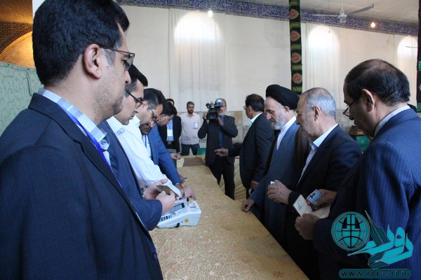 امام جمعه و فرماندار رفسنجان رای خود را به صندوق انداختند