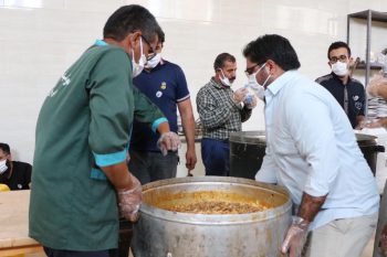 طبخ و توزیع ۸۲۰۰ پرس غذا در بین نیازمندان توسط موکب خاتم الانبیاء رفسنجان