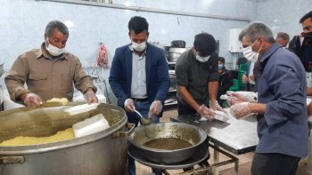 سنگ‌تمام هیئتی‌های حسینیه فردوس رفسنجان در ایام کرونا؛ توزیع غذا بین نیازمندان در شب های جمعه