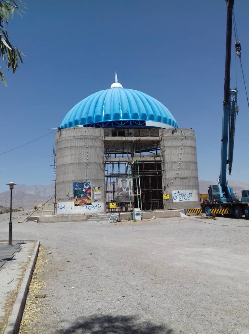 نصب گنبد مزار سردار شهید عارف «حاج‌علی محمدی‌پور» در نوق رفسنجان