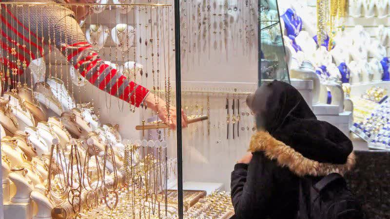 سرقت یک خانم از طلا فروشی با بدل اندازی و ارائه طلای تقلبی