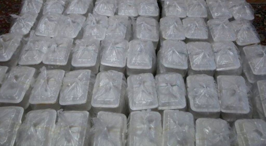 توزیع ۶۰۰ پرس غذای گرم میان نیازمندان رفسنجان توسط خیریه کوثر