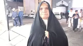 این مادر ۸۵ ساله رفسنجانی میدان‌دار این شب‌ها در میدان شهید سلیمانی