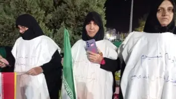 بانوان کفن‌پوش رفسنجانی چشم به راه انتقام سخت خون رهبری