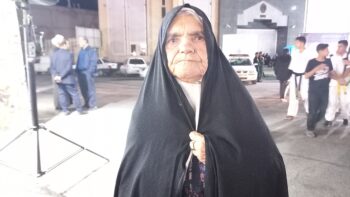 این مادر ۸۵ ساله رفسنجانی میدان‌دار این شب‌ها در میدان شهید سلیمانی