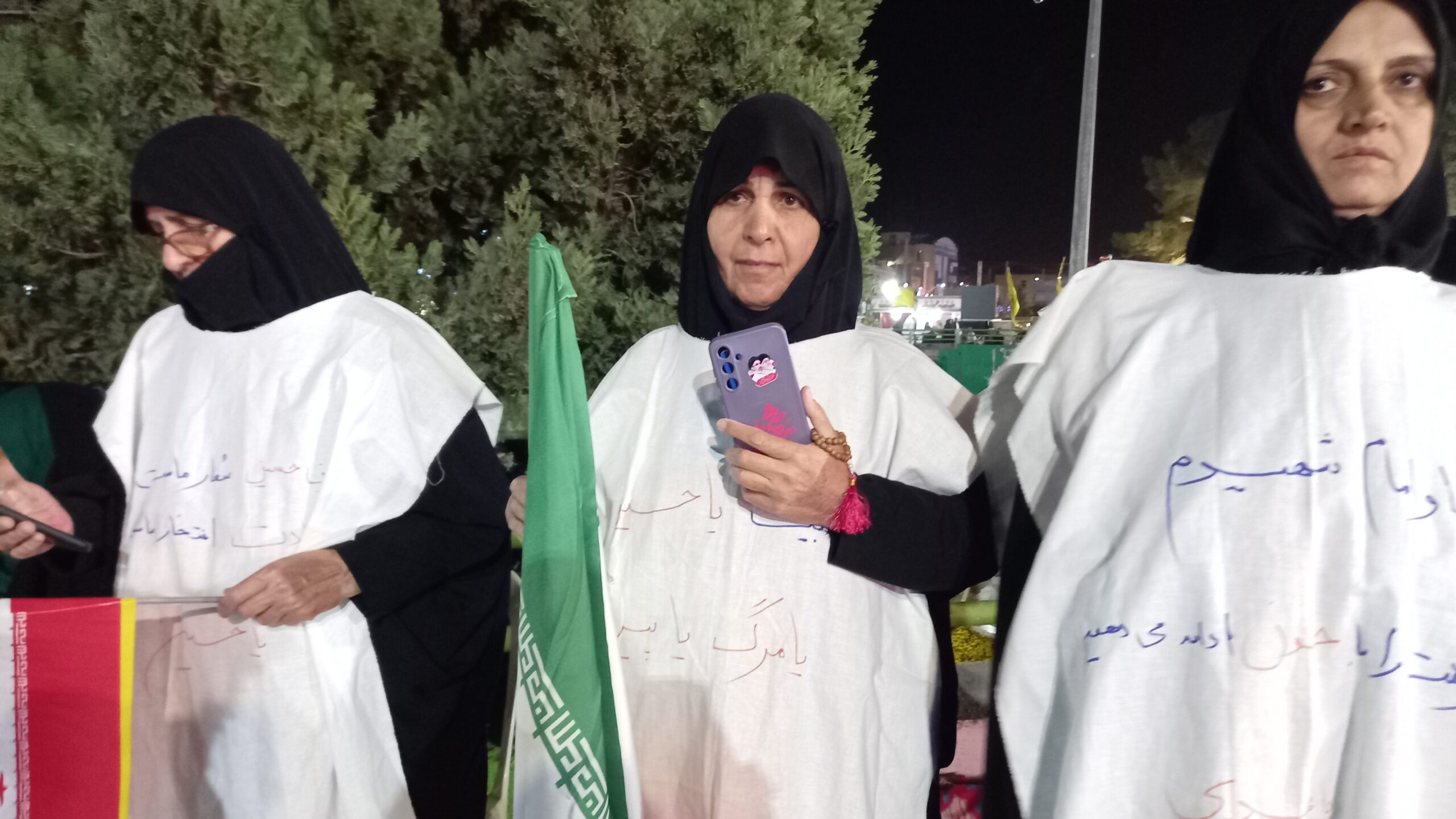 بانوان کفن‌پوش رفسنجانی چشم به راه انتقام سخت خون رهبری