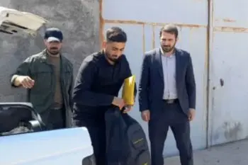 کوله‌های شهدای رفسنجانی بمپور به خانواد هایشان تحویل شد+عکس